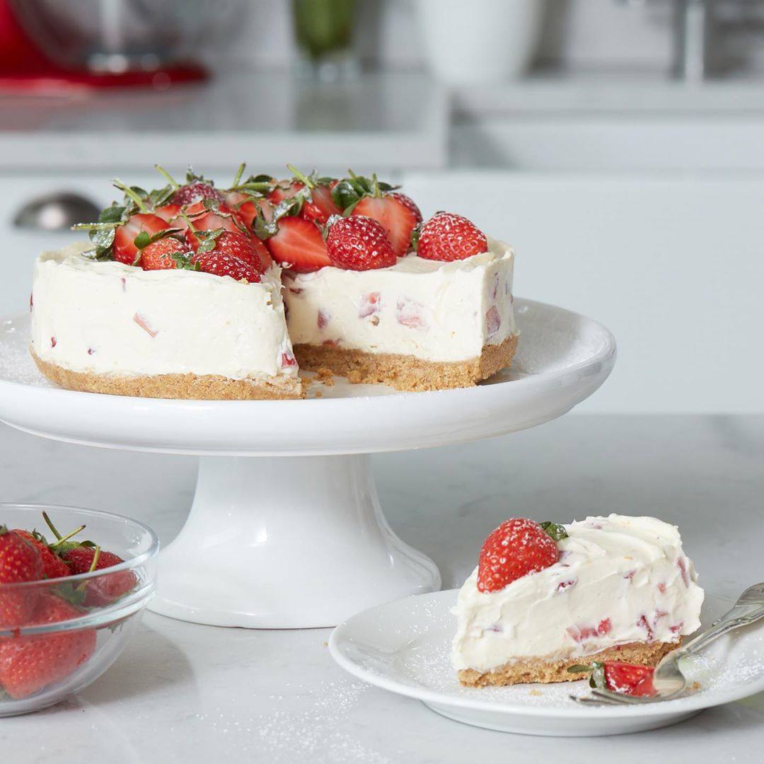 JUDY MURRAY’S VEGAN NO BAKE STRAWBERRY CHEESECAKE | Elmlea